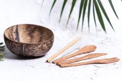 Kokosový set SINGLE combo (kokosová miska, vidlička, lžička, nůž a bambusové brčko) | zKokosu